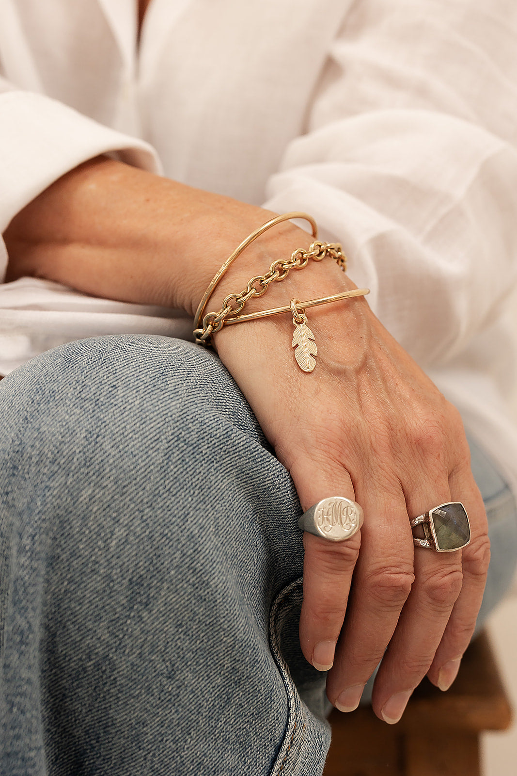 9 Carat Gold 2.5mm Bangle & Honour Feather