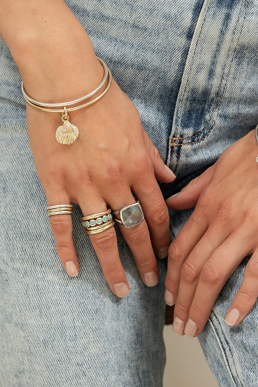 9 Carat Gold 2.5mm Bangle & Sea Shell