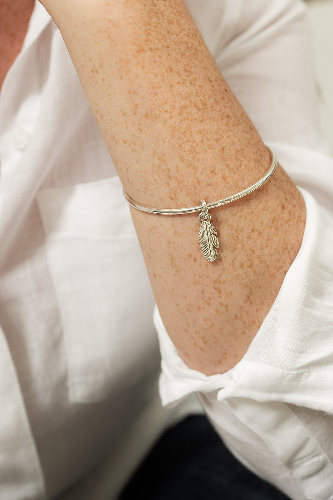 2.5mm Honour Feather Charm Classic Bangle